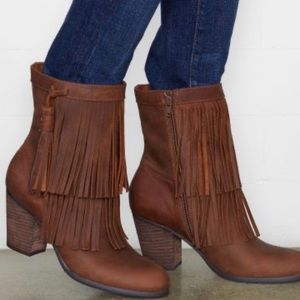 Good condition Ralph Lauren fringe boots.